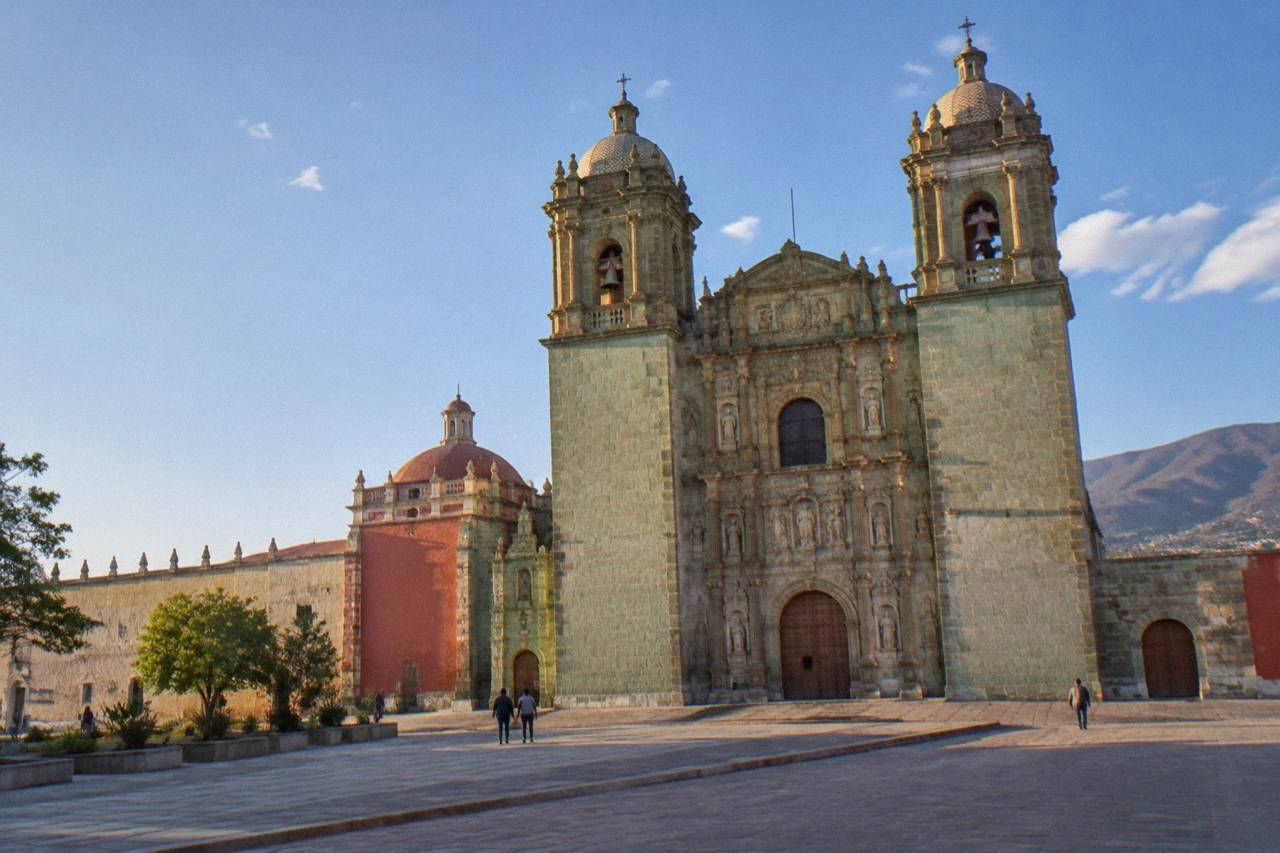 Santo Domingo de Guzmán church facade in Oaxaca City under a late afternoon sky