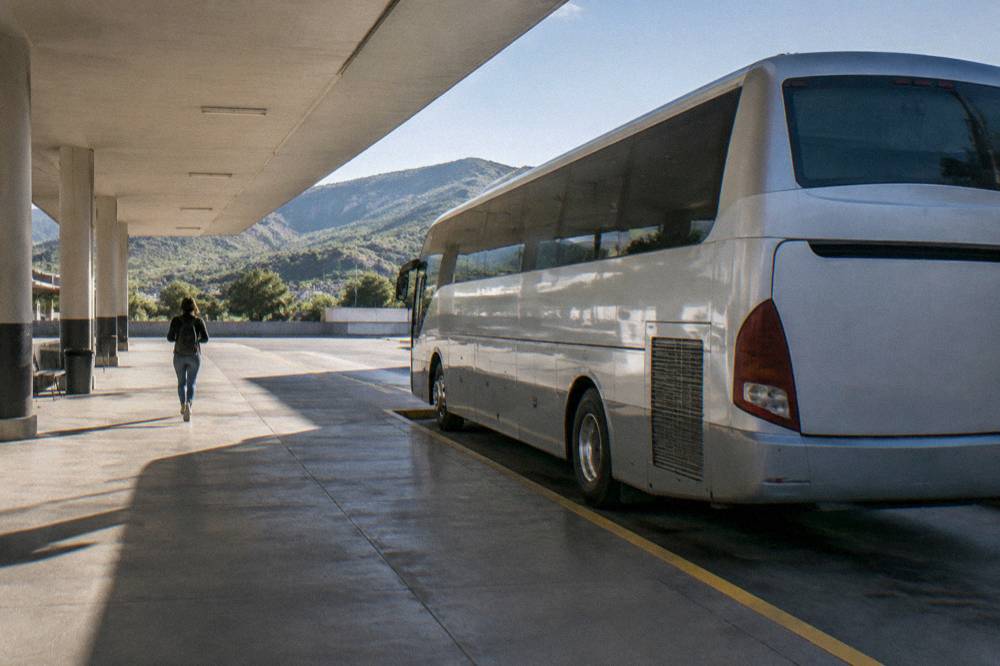 A long-distance bus parked at a terminal platform in a Mexican city