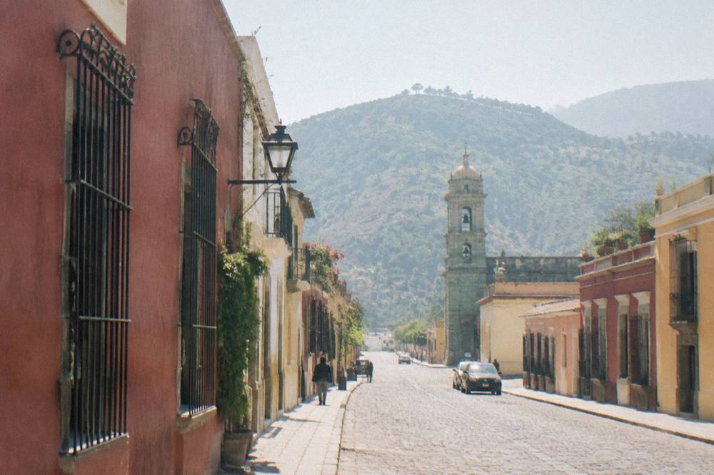 A highway winding through green mountains in the state of Oaxaca