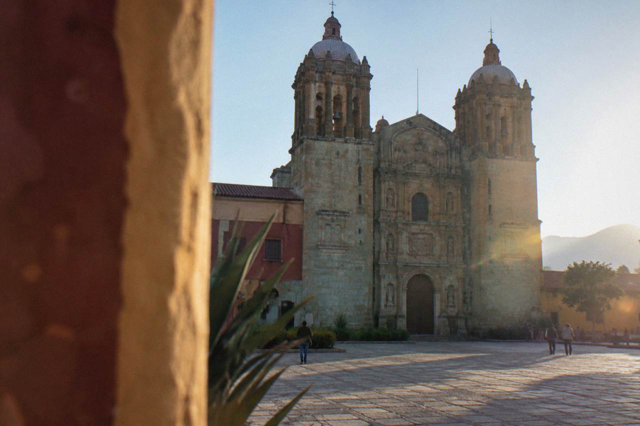The Santo Domingo de Guzmán church facade in Oaxaca City under a clear sky